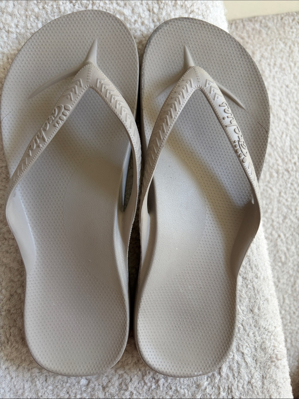 Archie’s Casual Women's Flip Flop Sandals - Light Taupe. EUC-8